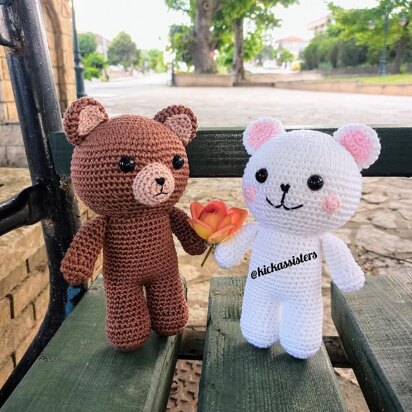 Brown and white bears amigurumi