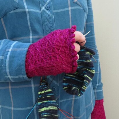 Quilted Spring Fingerless Mittens - knitting pattern