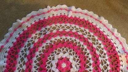 Trellis Waves Round Afghan