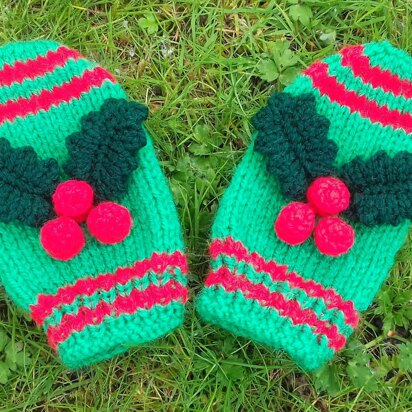 Holly Berry Christmas Mittens - knitting pattern