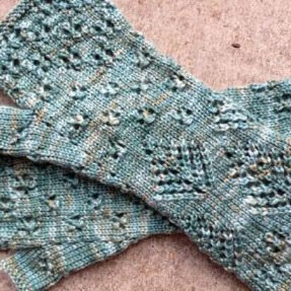 Snow on Cedars Mitt - knitting pattern