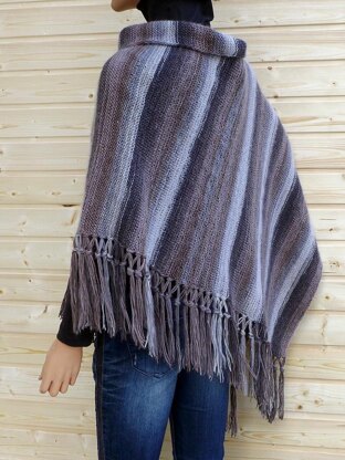 Trendy poncho with fringes