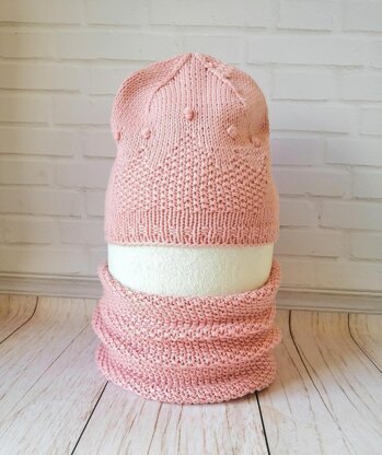 Beanie with crown motif and cowl