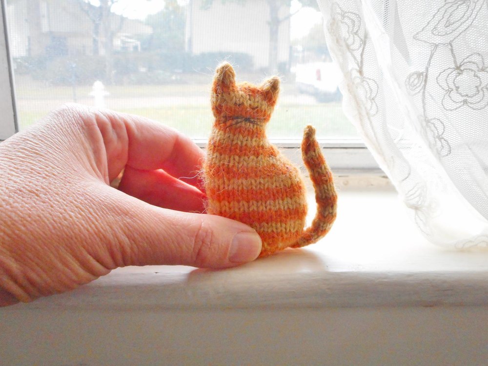 Кошки спицами. Крошка кошка у окошка вязание спицами. Window Cat спицами. Tiny Cat. Tiny Window Cat.