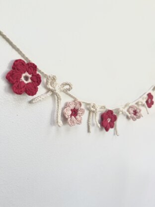 Ditsy Flowers & Bows Crochet Garland Pattern