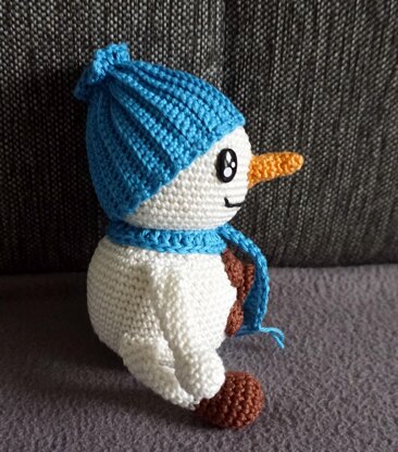 Crochet Pattern for the Snowman Snowy!