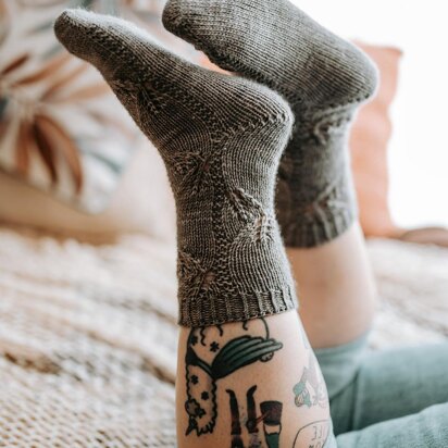 Leafy Socks - knitting pattern