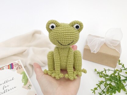 Crochet frog toy amigurumi pattern