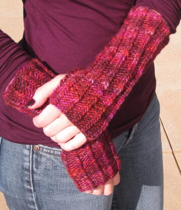 Winterberries Hat, Fitted Cowl, and Fingerless Mitts Set