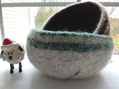 Knit and Felt a pretty yarn bowl