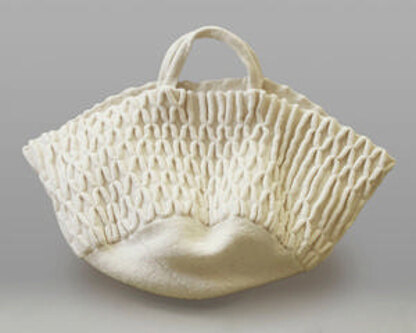 Smocked Pleated Bag in Lion Brand Fishermen's Wool - L0161AD