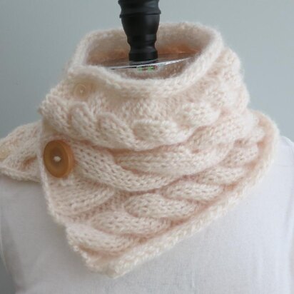 Larisa a Cowl with Three Cables