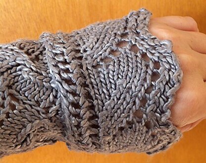 Mistarille cowl and cuffs