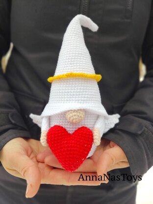 Gnome angel with heart