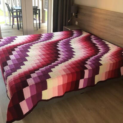 Queen Bargello Wave Bedspread