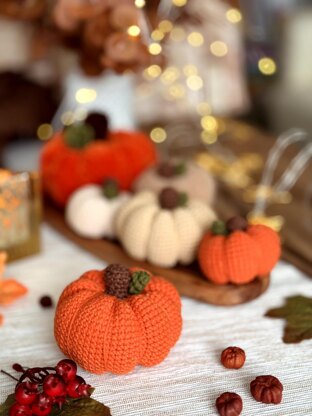 Realistic pumpkins in 2 sizes