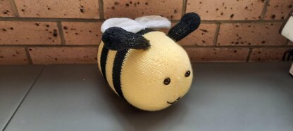 Bonnie the Bumble Bee Knitting Pattern