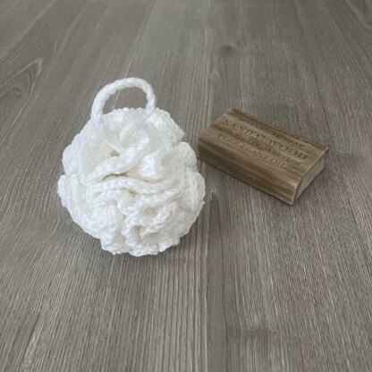 Snowy Loofah Pouf