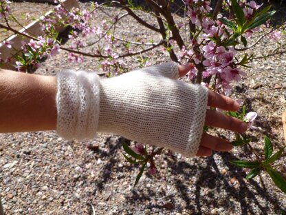 Powdered Sugar Fingerless Gloves