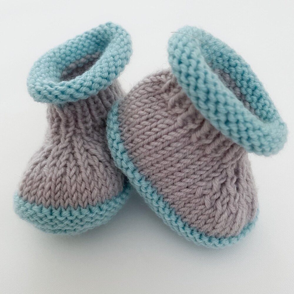 Knitting baby booties outlet in the round