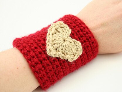 A05 Heart Cuff