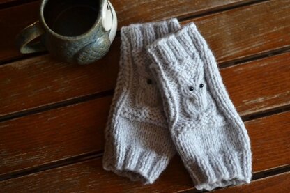 Fingerless gloves with owl detail