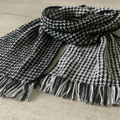 Hounds tooth fringed scarf