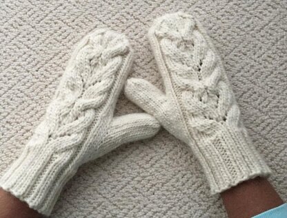 Heartflower Cabled Mittens