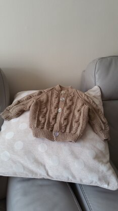 Cable pattern baby's cardigan