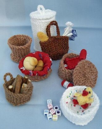 HMC29 Selection of baskets for the dolls house