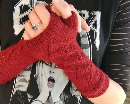 Larisa - leaf motif fingerless mittens