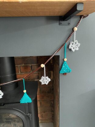 Twinkling Trees and Snowflakes Garland