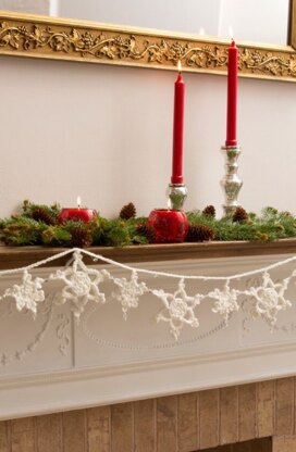 Snowflake Garland in Red Heart Super Saver Economy Solids - LW4418