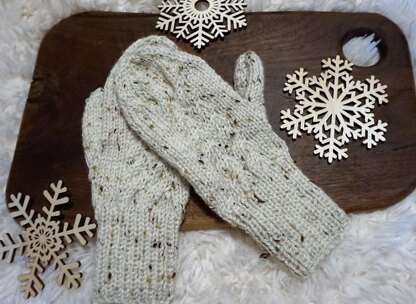 Cable Mitten Pattern by Lisa Vanilla