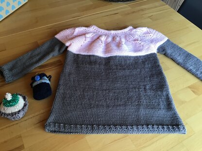 Lina‘sPullover von oben in einem gestrickt