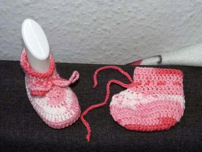 Häkelanleitung für die süßen Babyschühchen nur aus Stäbchen