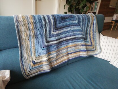 Rectangle blanket in dubbel crochet-from center