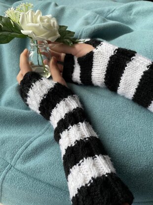 Humbug cabled wrist warmers