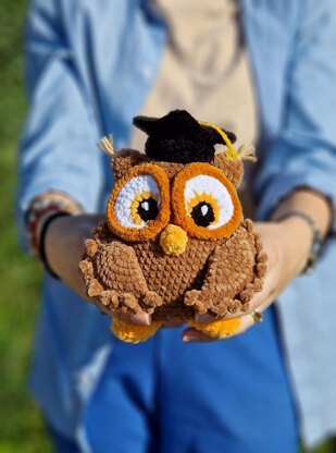 Plush graduation owl amigurumi