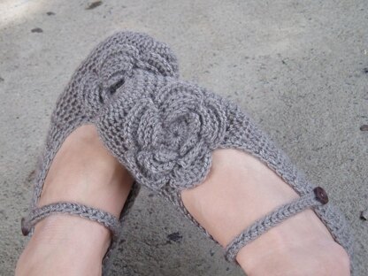 Crochet slippers with 4-layers flower