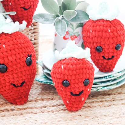 Crochet Strawberry (Fragola Family)