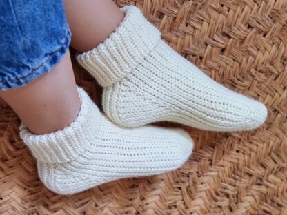 Warm unisex crochet socks with adjustable size pattern S1