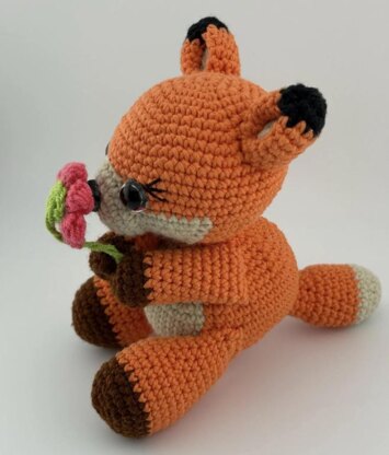 Aurora Fox - Amigurumi Fox Pattern Available in English and Portuguese
