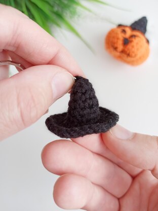 Crochet witch hat pattern, easy crochet Halloween keychain