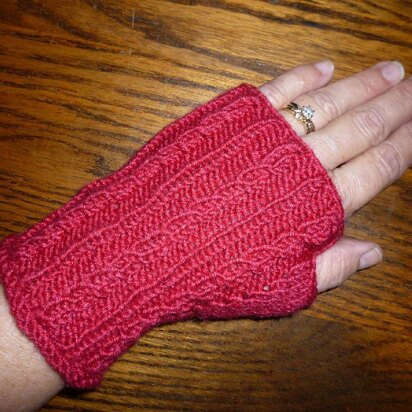 Cabled Hand Warmer