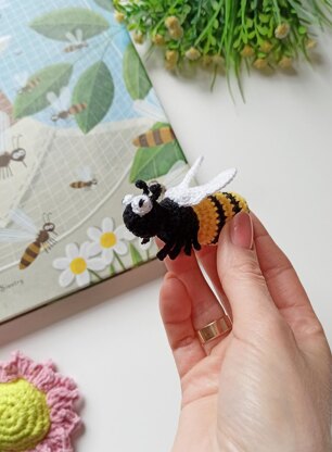 Mini crochet bee amigurumi pattern, easy crochet pattern