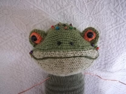 Knitting pattern for a cute frog toy, knitted plush frog, art frog doll