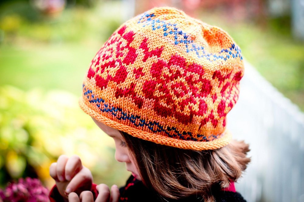 Hats knitting. Шапка Fair Isle. Шапка жаккардом. Шапка жаккард цветы. Красивый жаккард на шапку.