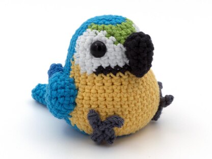 Amigurumi Blue and Gold Macaw