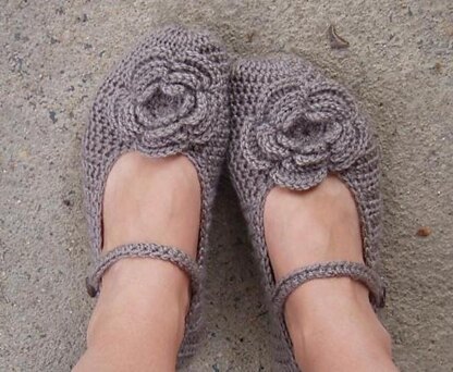 Crochet slippers with 4-layers flower